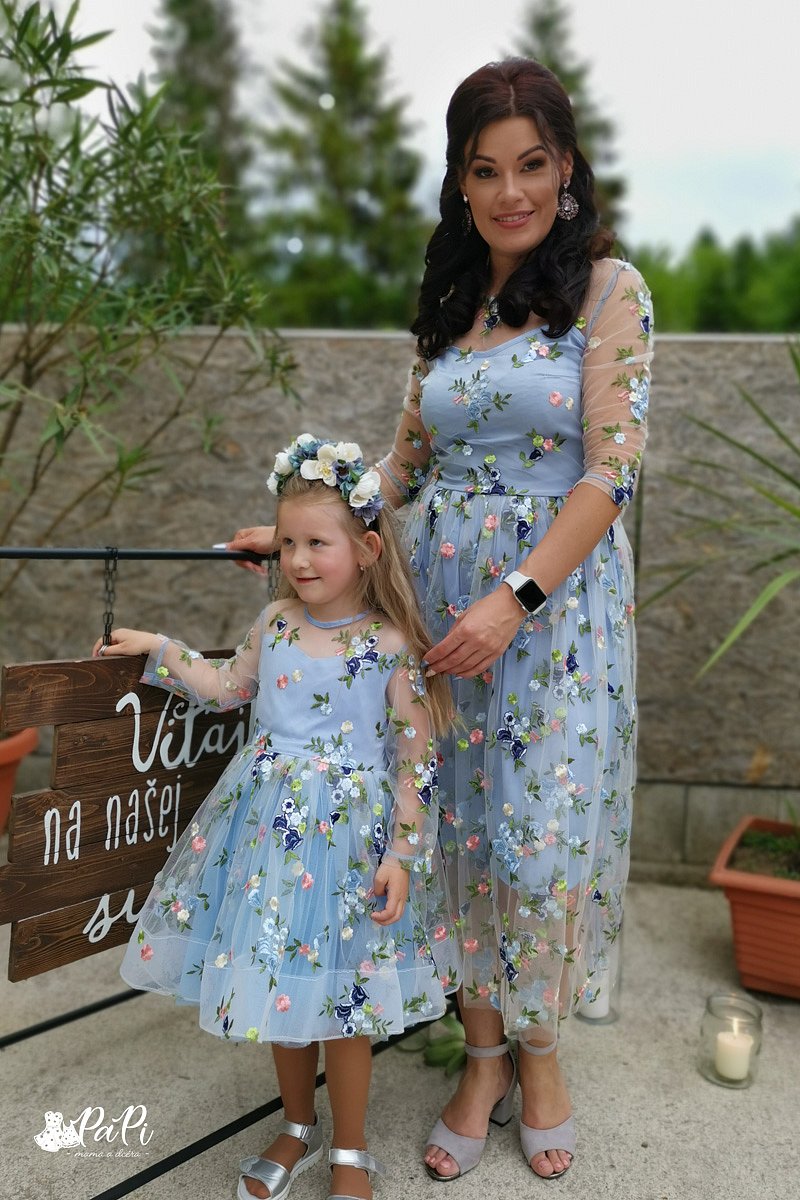 Modré kvetinové šaty mama