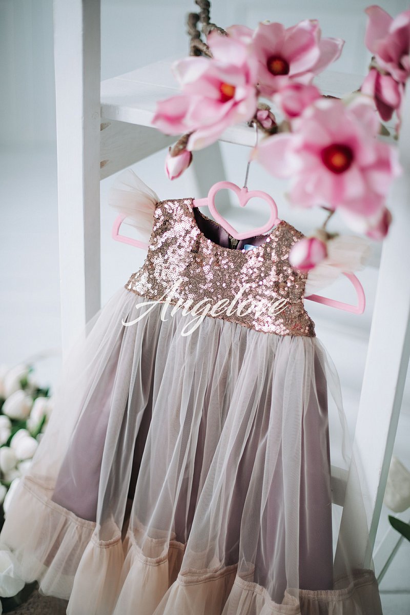 Romantické šaty s flitrami hnedé