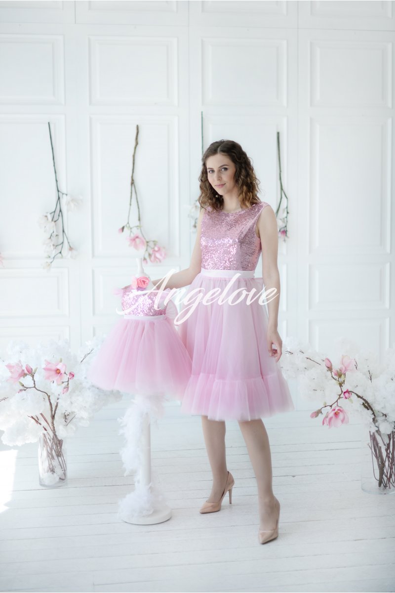 Romantické šaty s flitrami ružové