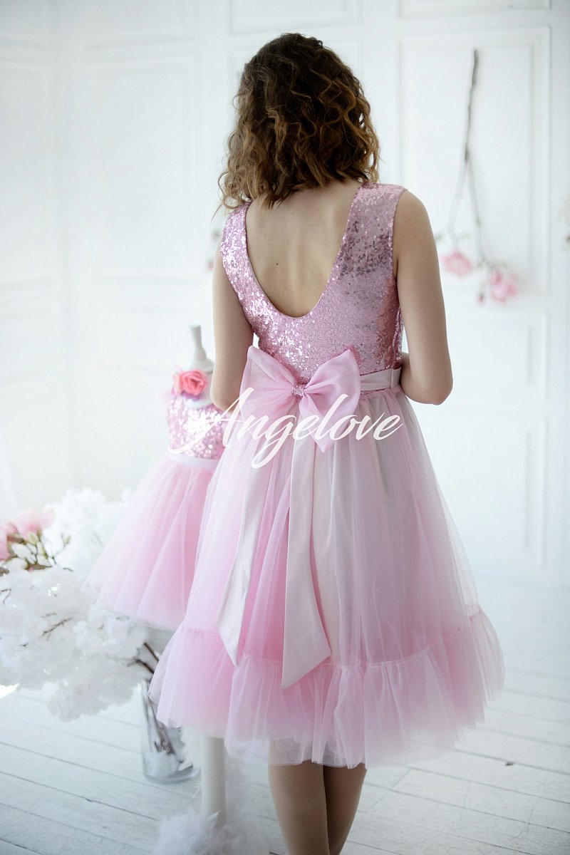 Romantické šaty s flitrami ružové