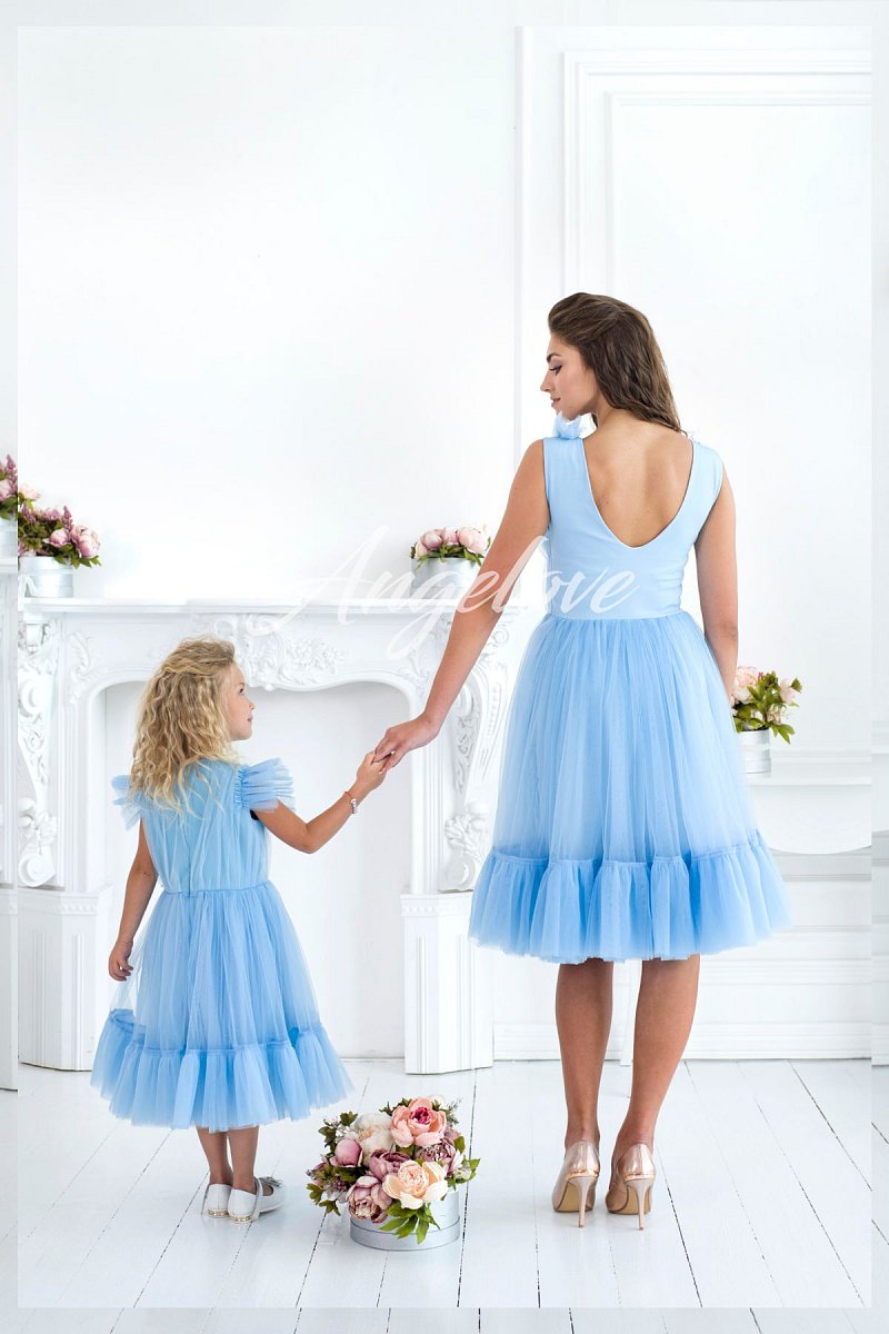 Romantické šaty s nadýchanou sukňou a výšivkou modré
